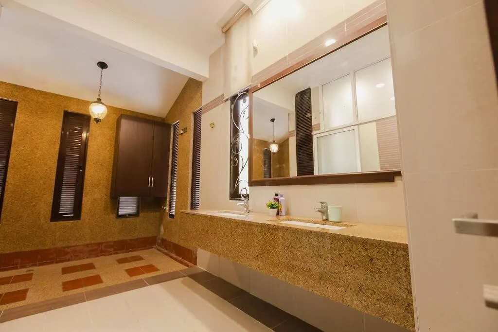Gelugor 2Storey Big Bungalow 23Pax With Bbq Snooker 0*,  Maleisië